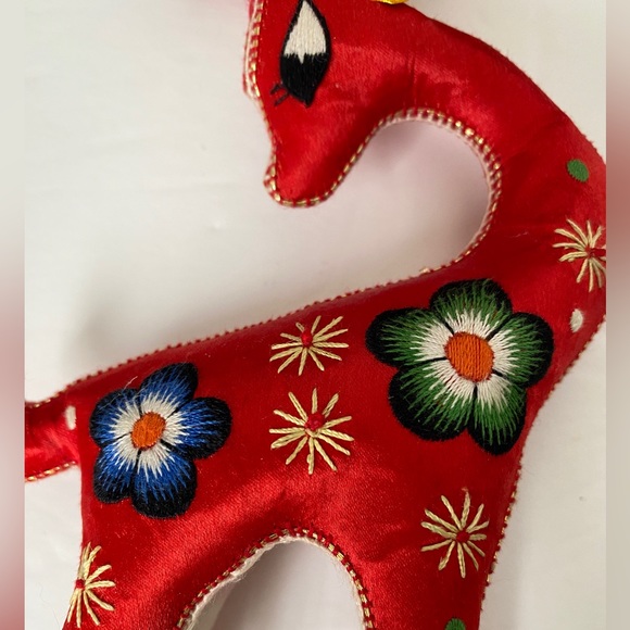 Vintage Embroidered Red Satin Pair of Japanese Reindeer - Picture 8 of 8